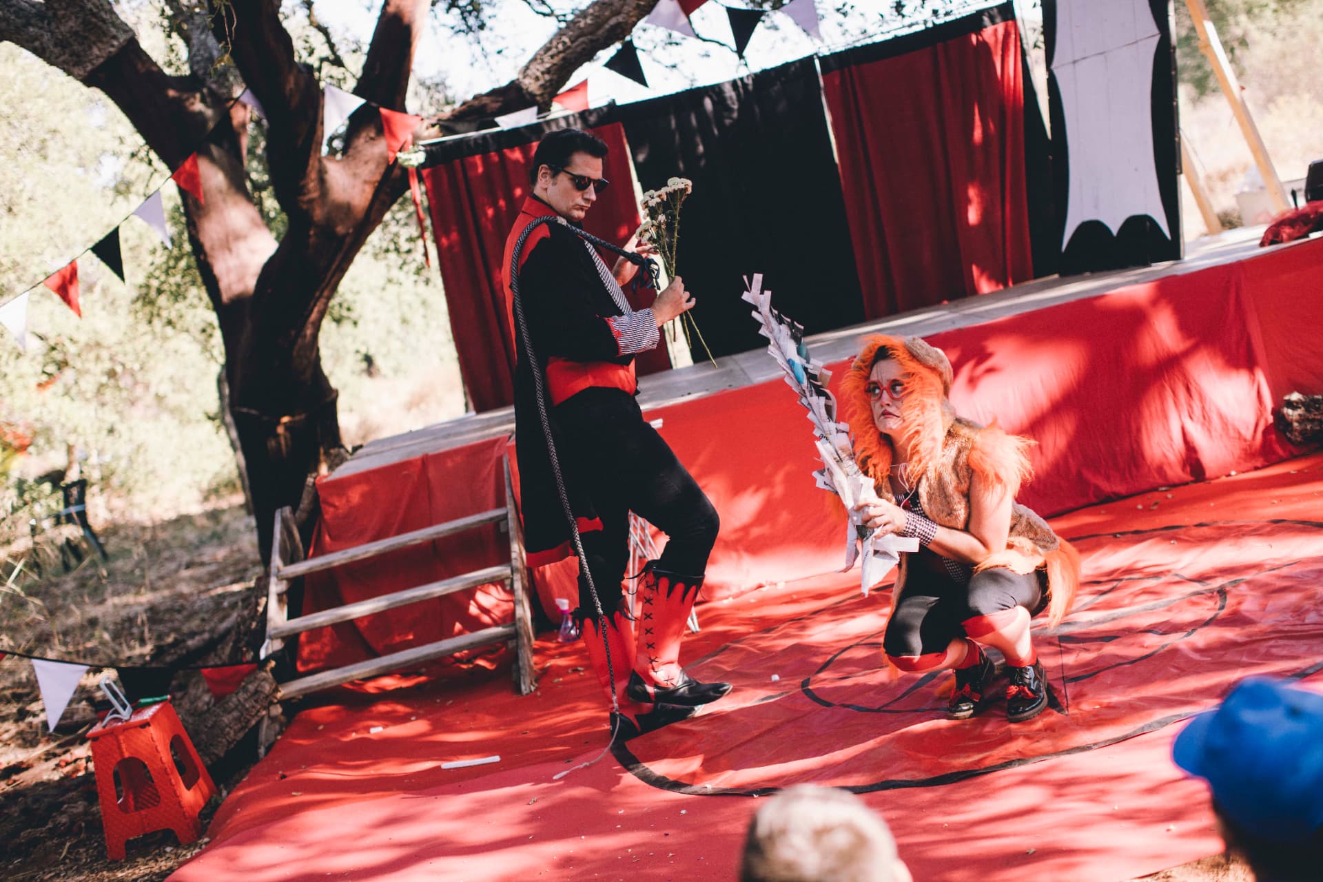 Dois artistas de circo em cena na floresta