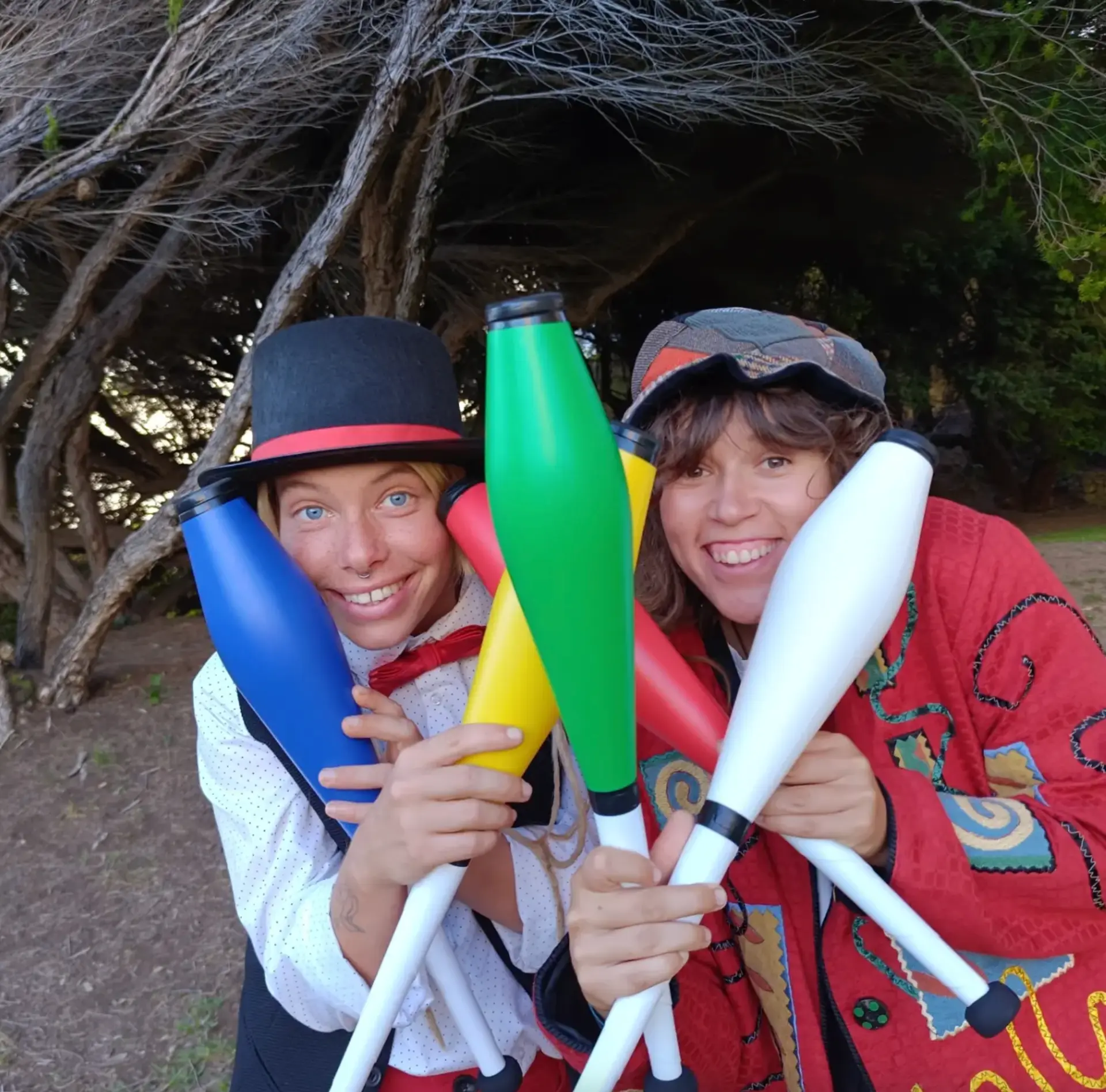 Amy Ingram e Joana Brandão com tacos de malabarismo coloridos
