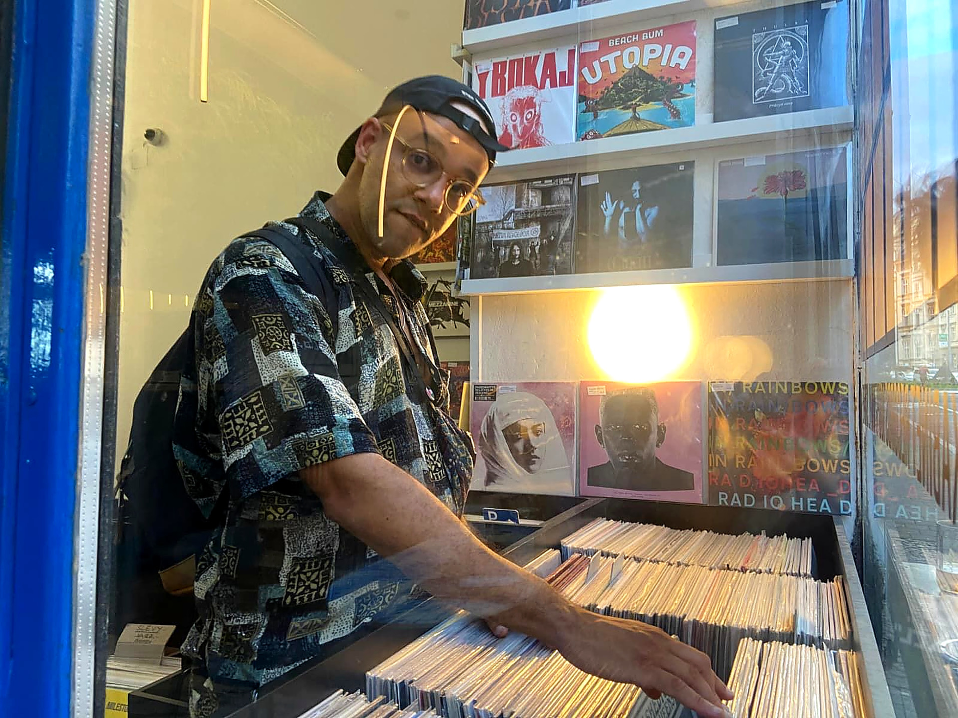 DJ Kali a explorar discos numa loja de vinil