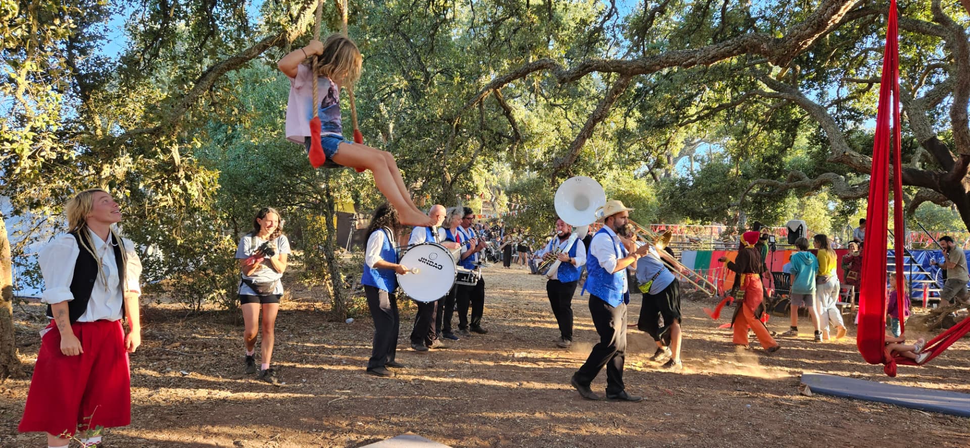 Banda de metais e percussão a desfilar na floresta