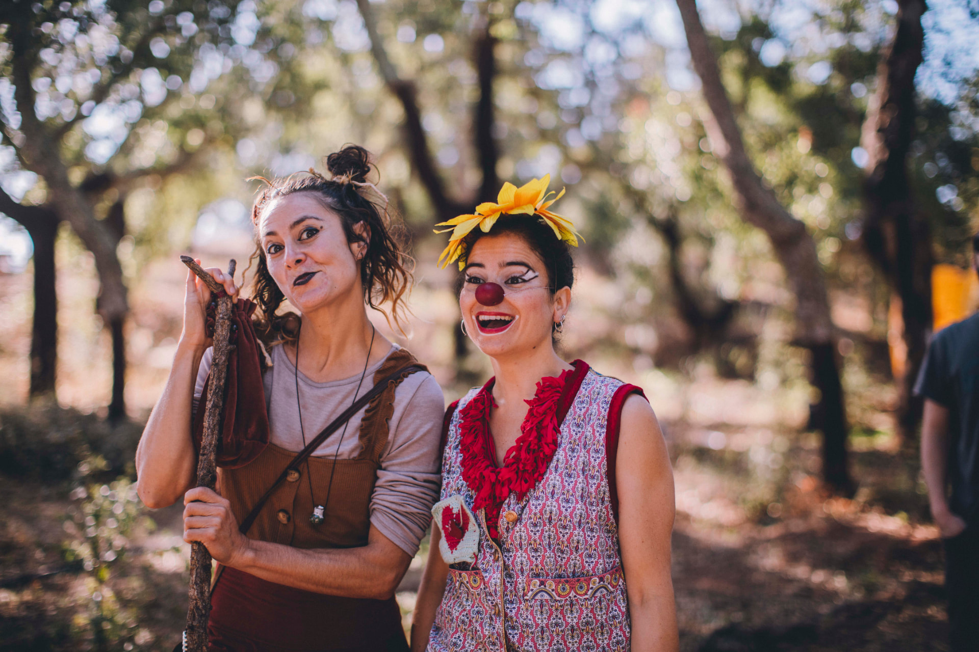 Duas artistas sorridentes no montado de sobreiros