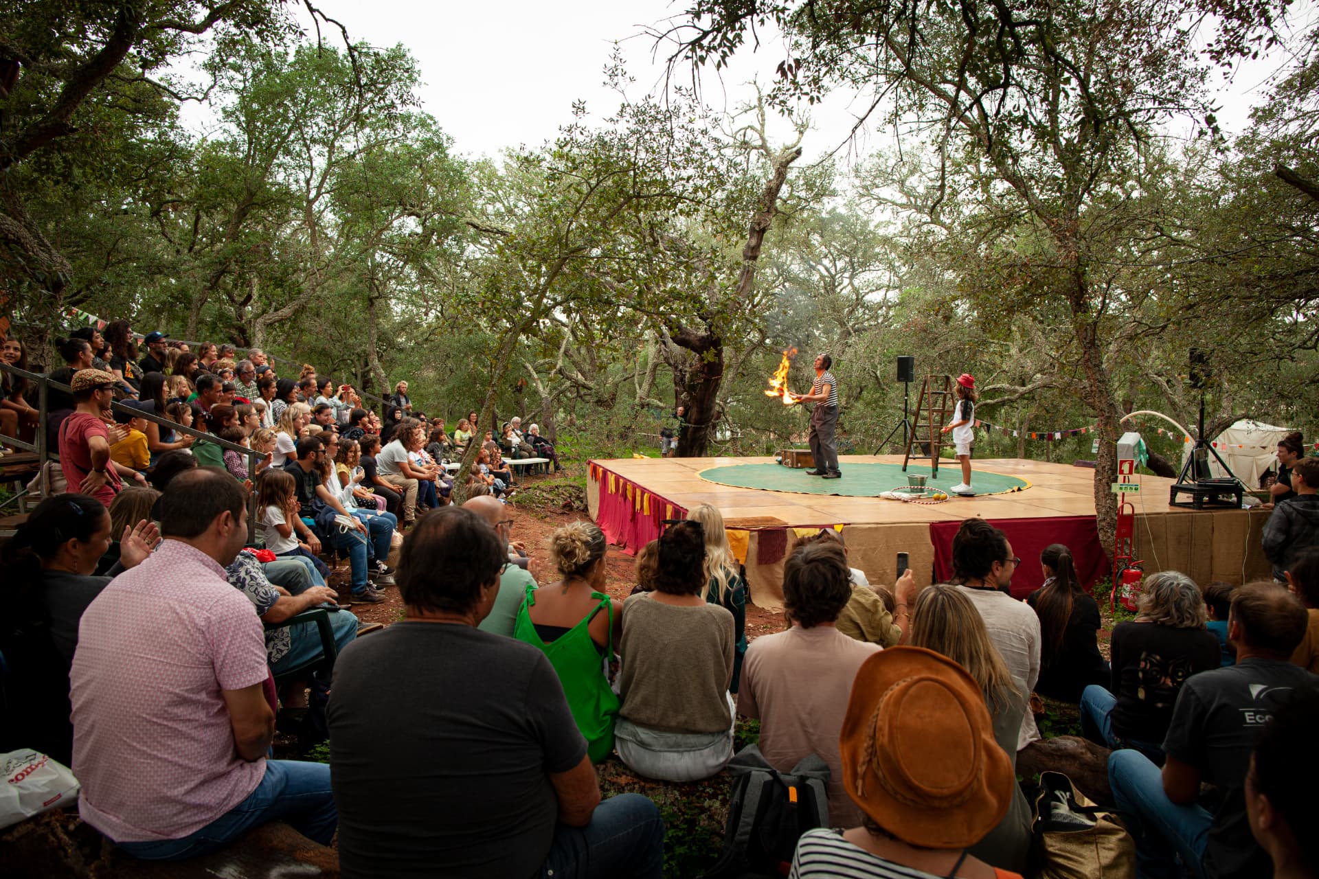 Espetáculo com fogo perante público no palco da floresta